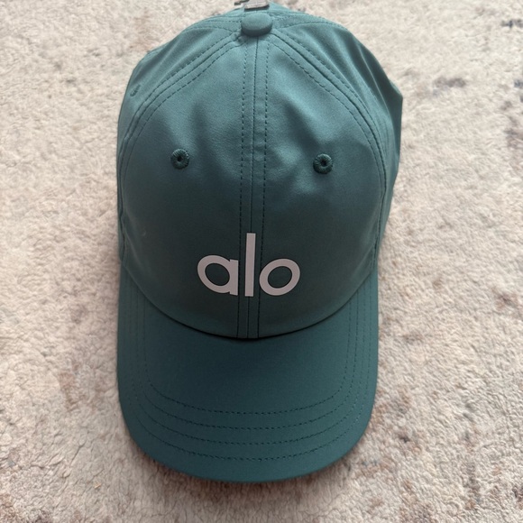 NWT ALO YOGA HOST PICK Performance Off Duty Cap Winter Ivy - Picture 5 of 8